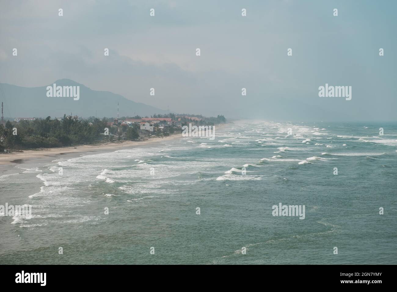 Vue panoramique sur la mer qui fait rage pendant une tempête au Vietnam. Seascape au Vietnam. Photo de haute qualité Banque D'Images