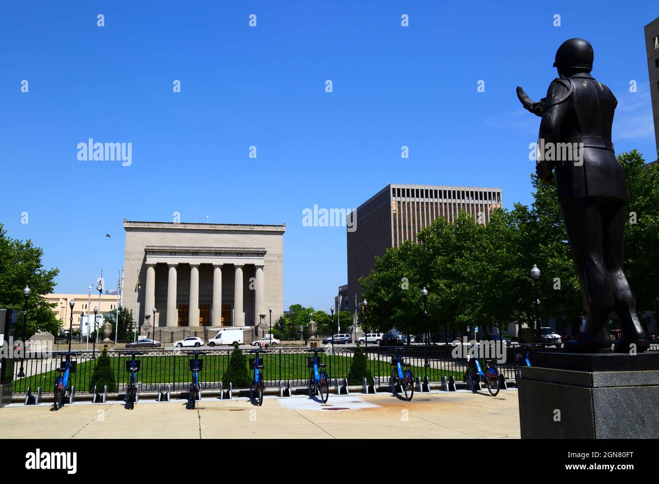 Baltimore War Memorial (101 N gay St), statue de soldat inconnu devant l'hôtel de ville et War Memorial Plaza, Baltimore, Maryland, États-Unis Banque D'Images