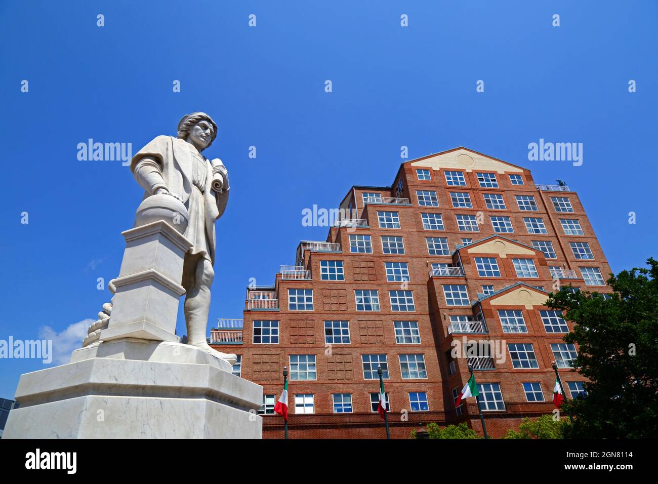 Statue de Christophe Colomb à Columbus Park et Scarlett place, immeuble résidentiel, Inner Harbour, Baltimore, Maryland, États-Unis Banque D'Images