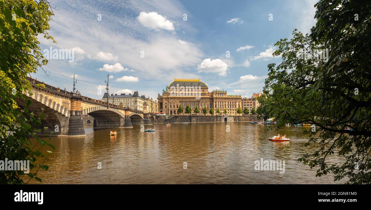 Théâtre national et pont de la légion, Prague, République tchèque, vue sur le front de mer de la Vltava Banque D'Images