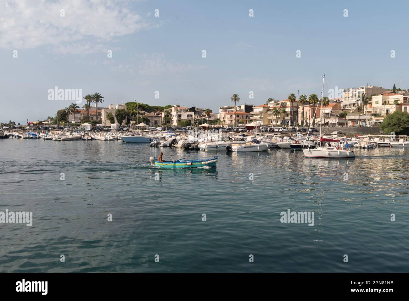 Le port pittoresque d'ACI Trezza (Acitrezza) près de Catane, Sicile, Italie Banque D'Images