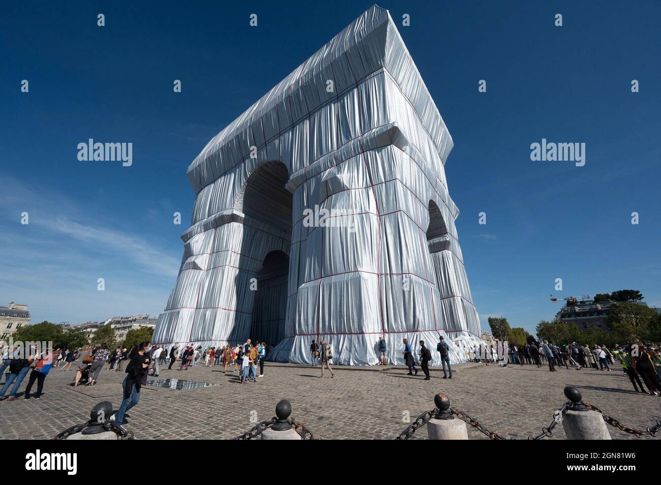 L'Arc de Triomphe recouvert de tissu, oeuvre temporaire de Christo et Jeanne-Claude, installation posthume en mémoire de son créateur Christo Vladimir Yavachev. Paris, France le 22 septembre 2021. Photo de Delmarty J/ANDBZ/ABACAPRESS.COM Banque D'Images