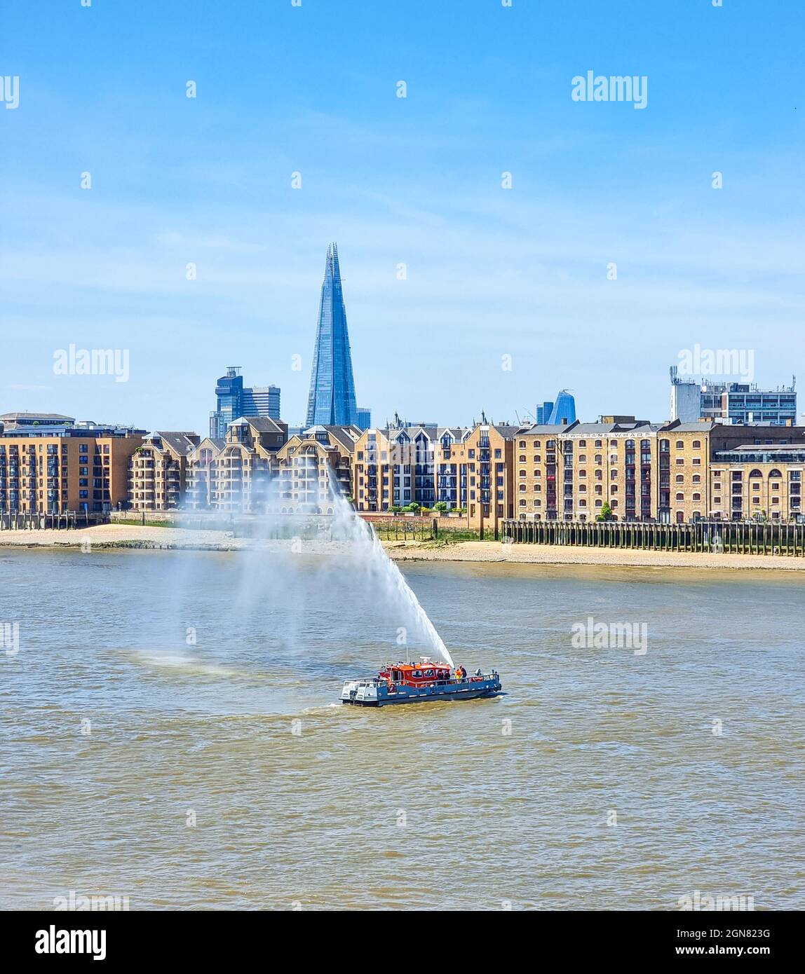 La brigade des pompiers de Londres démontre la puissance de leur tuyau d'eau de leur bateau Banque D'Images