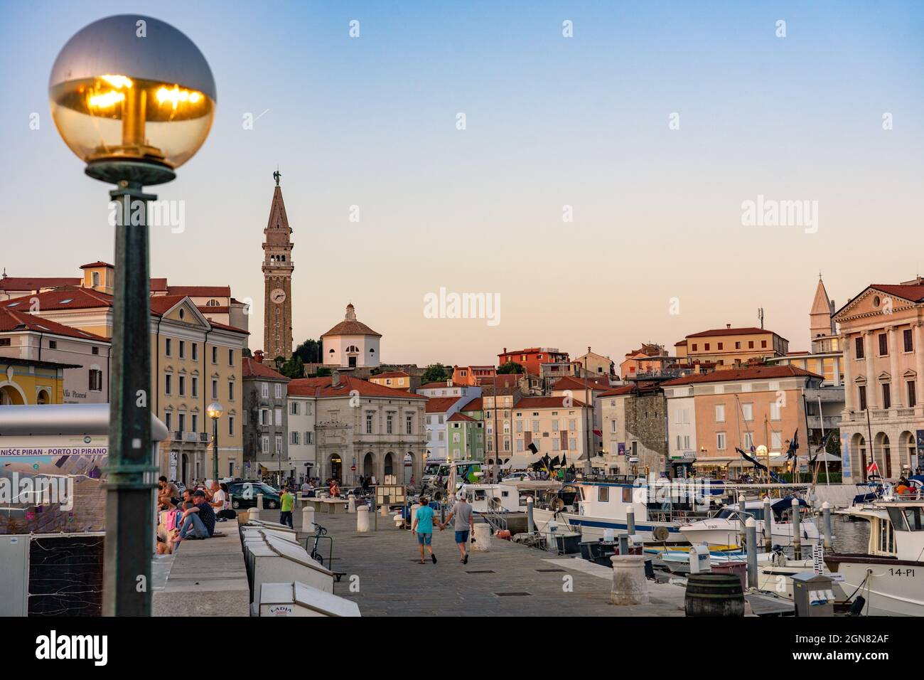 09.13.2021: Piran, Slovénie: Port de Piran dans la soirée avant le coucher du soleil avec les touristes Banque D'Images