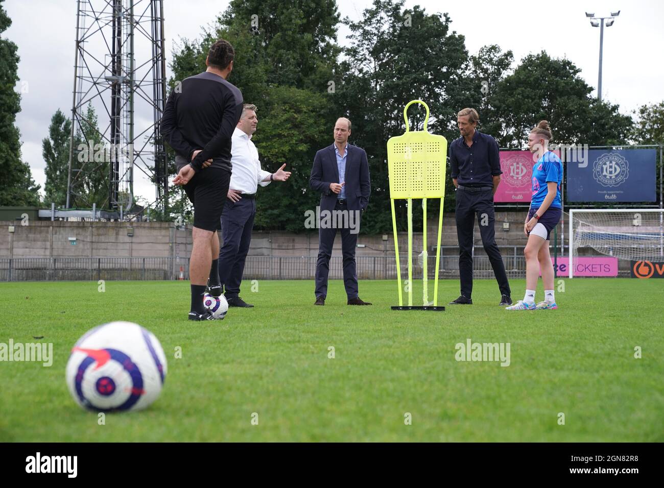 Le duc de Cambridge, président de l'Association de football (centre) avec Ben Clasper, président du Dulwich Hamlet football Club (2e à gauche) et Peter Crouch (2e à droite) lors de sa visite au Dulwich Hamlet FC au Champion Hill Stadium, dans le sud de Londres, où il a rencontré des joueurs, des responsables de club, Et les fans de football d'une gamme de clubs pour discuter de l'indépendant Fan dirigé Review of football Governance. Date de la photo : jeudi 23 septembre 2021. Banque D'Images