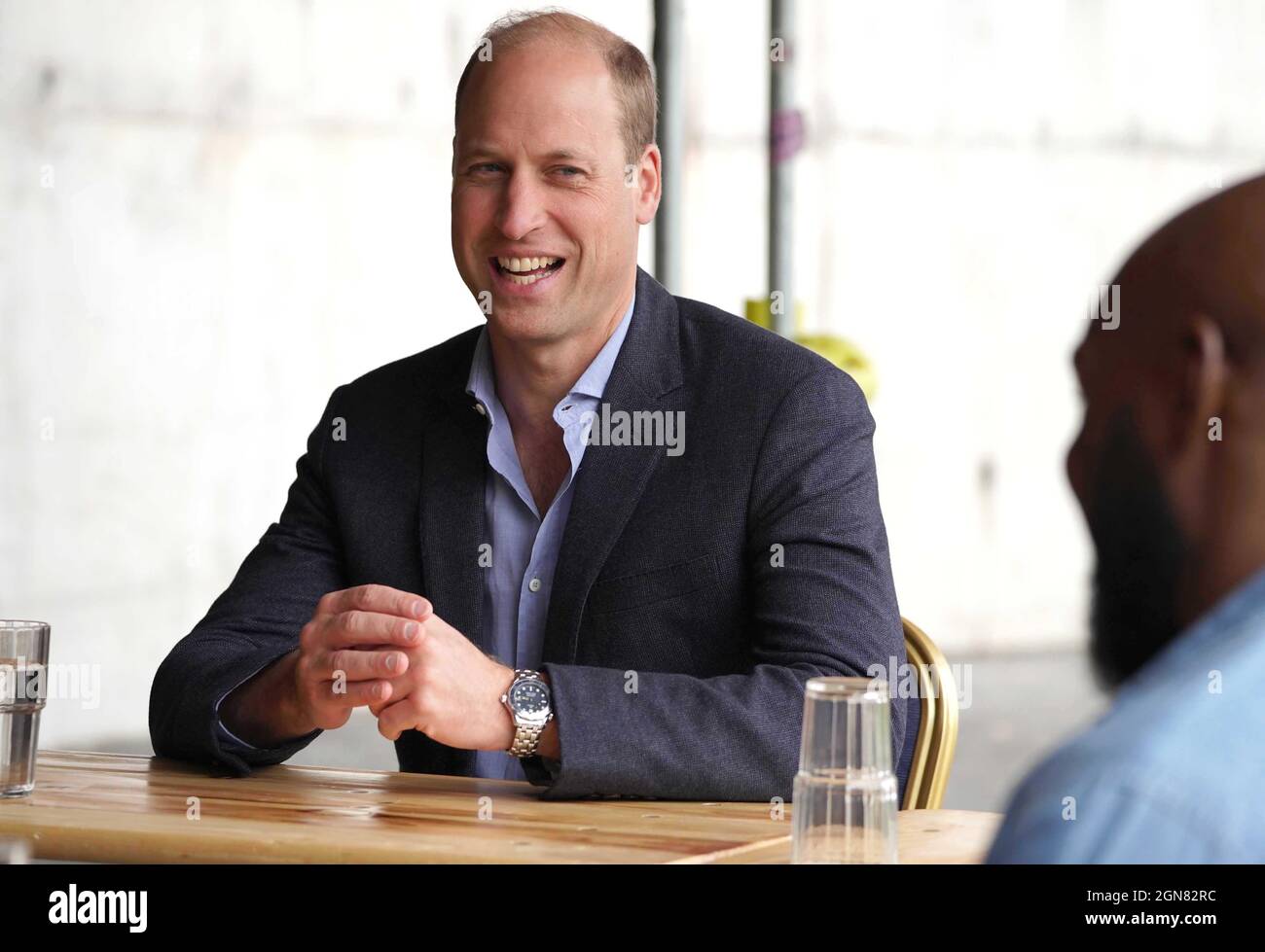 Le duc de Cambridge, président de la football Association, lors d'une visite au Dulwich Hamlet FC au Champion Hill Stadium dans le sud de Londres, où il a rencontré des joueurs, la direction de club et des fans de football d'une gamme de clubs pour discuter de l'examen indépendant de la gouvernance du football par Fan. Date de la photo : jeudi 23 septembre 2021. Banque D'Images