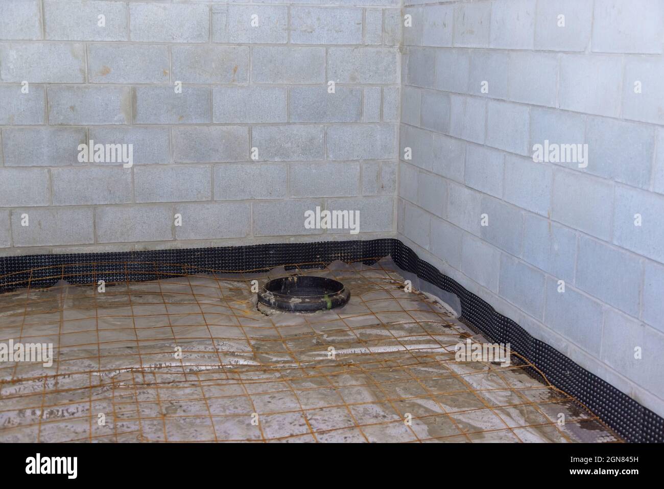 Vue inachevée sur le sol en béton construction du sous-sol vide sous construction de la maison Banque D'Images