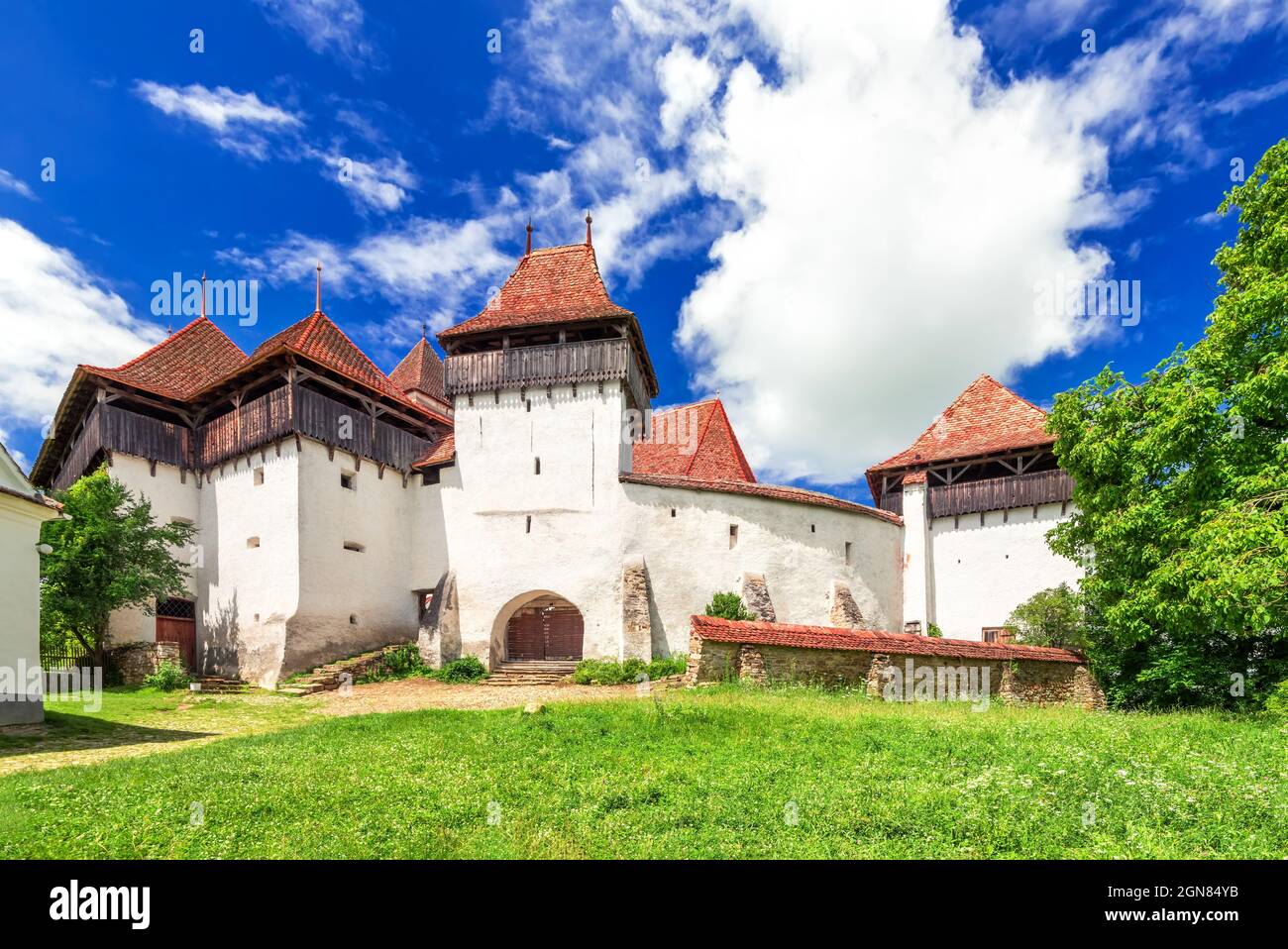 Viscri, Roumanie. Église saxonne fortifiée de Transylvanie, site du patrimoine mondial, destination de vacances célèbre en Europe. Banque D'Images