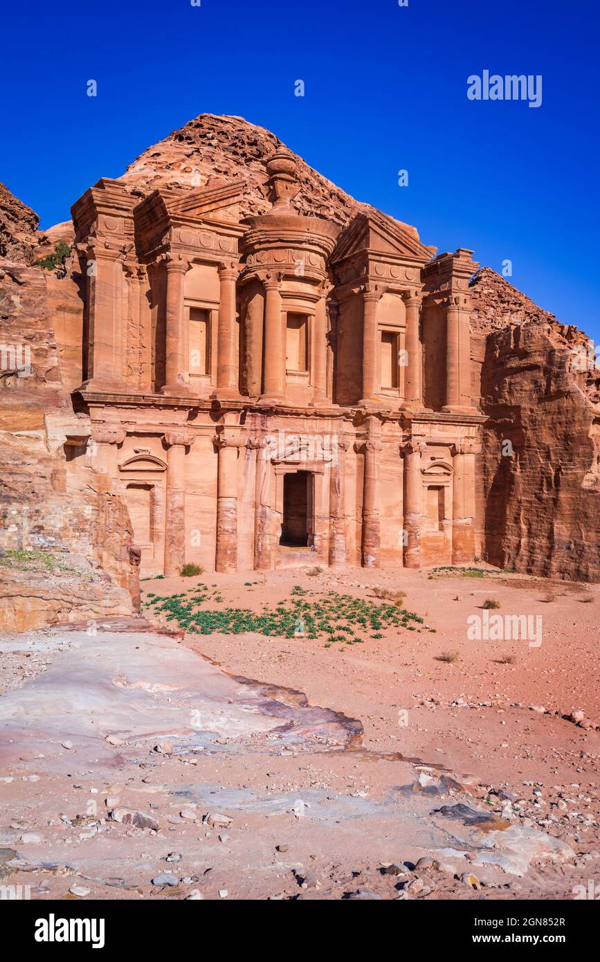 Petra, Jordanie. Point fort de Pétra, l'incroyable ad Deir, monastère avec ciel bleu. Banque D'Images