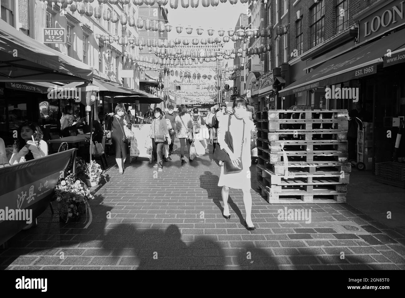China Town a eu un très difficile 18 mois avec des blocages réduit le commerce et le racisme . Gerrard Street est enfin complètement rouverte maintenant offrant des restaurants, des boutiques et des thés à bulles et beaucoup plus enfin les locaux et les touristes peuvent s'asseoir pour déguster un repas et s'imprégner de l'atmosphère. Un retour aux niveaux de commerce avant la pandémie sont primordiaux pour tous les commerçants qui ont été de la lutte pour survivre ... Banque D'Images