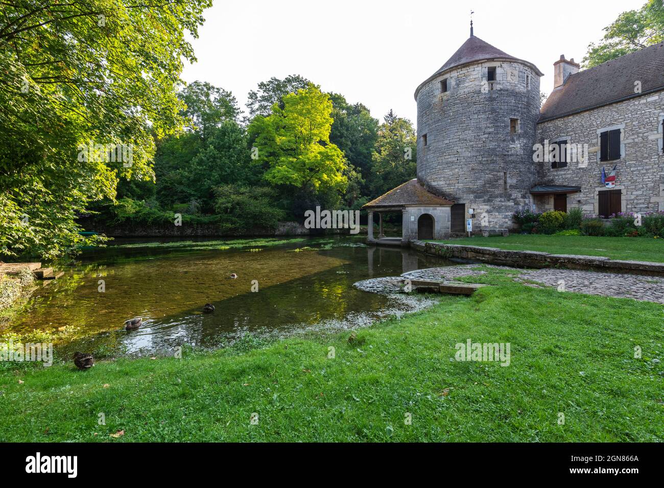 L'abbaye et la rivière de Beze, tôt le matin, Côte d'Or, Bourgogne, France. Banque D'Images