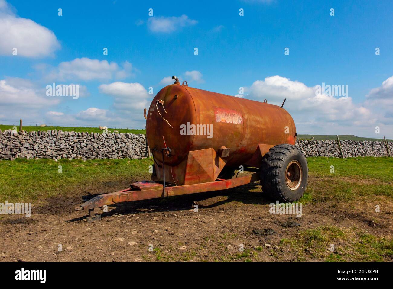 Tracteur-citerne utilisé pour le transport de liquide stationné dans un champ à côté d'un mur en pierre sèche dans le Derbyshire Peak District Angleterre Banque D'Images
