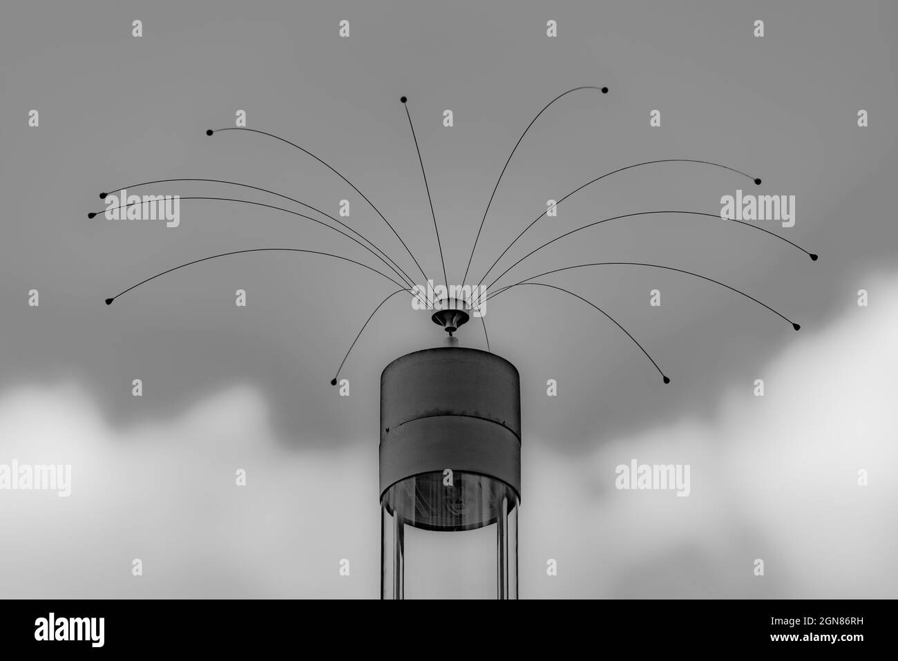 Prise de vue en niveaux de gris d'une antenne à haut fonctionnement sur un ciel nuageux Banque D'Images