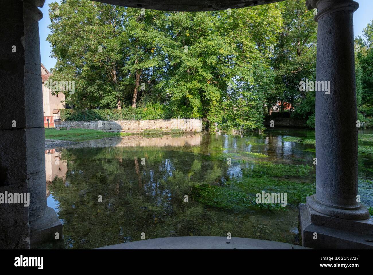 La rivière Beze à Beze, Côte d'Or, Bourgogne, France. Banque D'Images