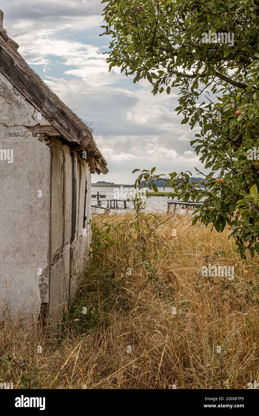 Maison en ruine avec une vue imprenable sur la mer, Bisserup, Danemark, 08 août 2021 Banque D'Images