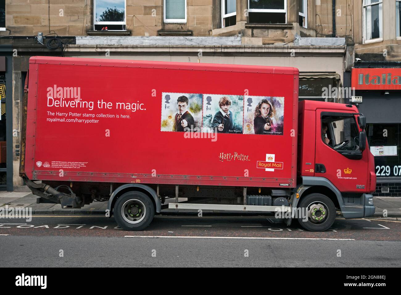 Collection de timbres Harry Potter sur le côté d'un camion Royal Mail DAF 45.140 stationné à Édimbourg, en Écosse, au Royaume-Uni. Banque D'Images Collection de timbres Harry Potter sur le côté d'un camion Royal Mail DAF 45.140 stationné à Édimbourg, en Écosse, au Royaume-Uni. Banque D'Images