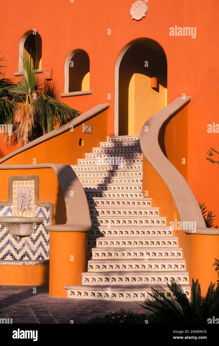 Escaliers carrelés à l'entrée de la chambre à l'hôtel Hacienda del Mar, Cabo San Lucas, Baja California sur, Mexique. Banque D'Images