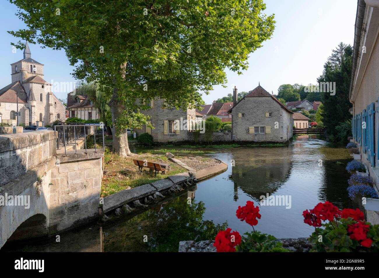 La rivière Beze, Maisons de bord d'eau et Pont à Beze, Côte-d'Or, Bourgogne, France. Banque D'Images