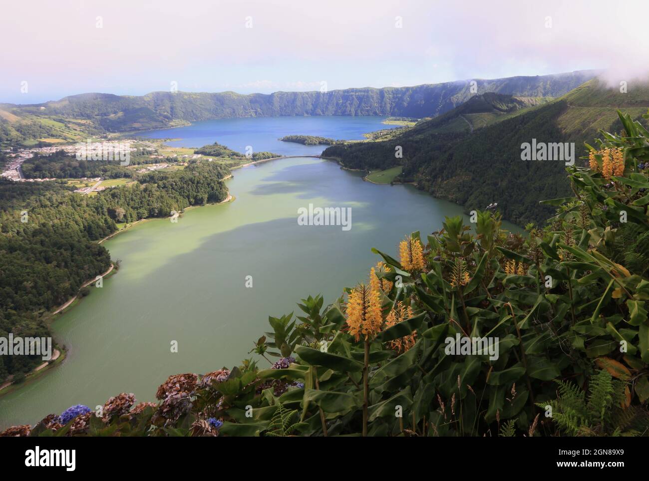 Le lagon vert et bleu, vue de Miradouro da Vista do Rei, île de Sao Miguel, Açores Banque D'Images