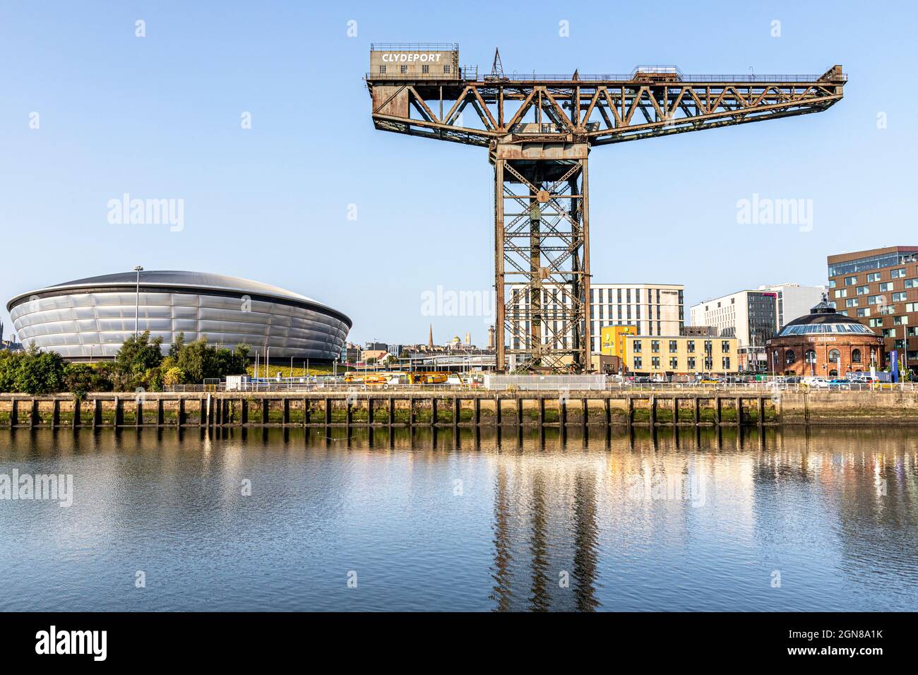 La grue Finnieston et l'Hydro SSE à côté de la rivière Clyde à Glasgow, en Écosse, au Royaume-Uni Banque D'Images