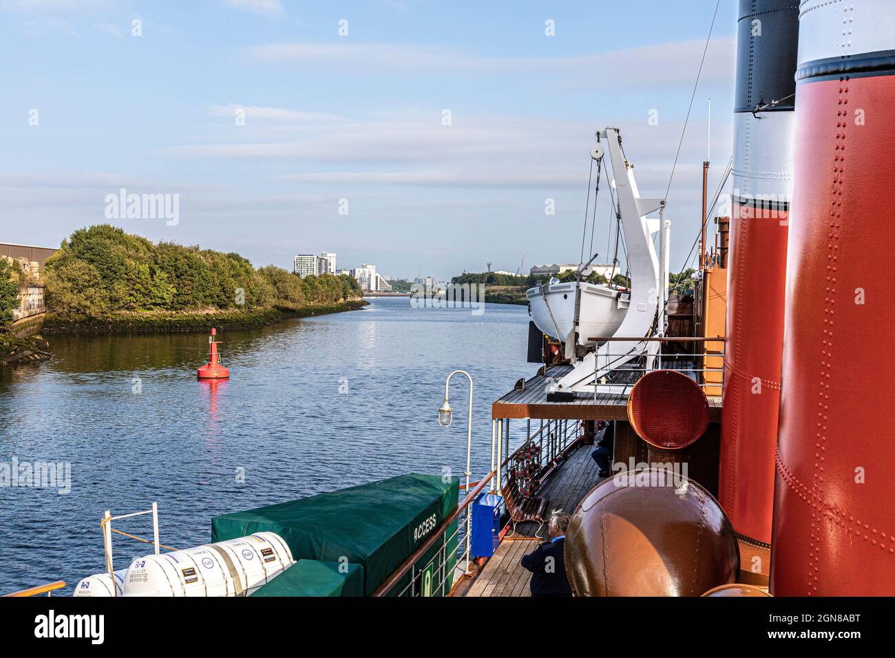 En approchant du quartier de Thornwood sur les rives de la rivière Clyde, vu depuis le bateau à vapeur Waverley, Glasgow, Écosse, Royaume-Uni Banque D'Images