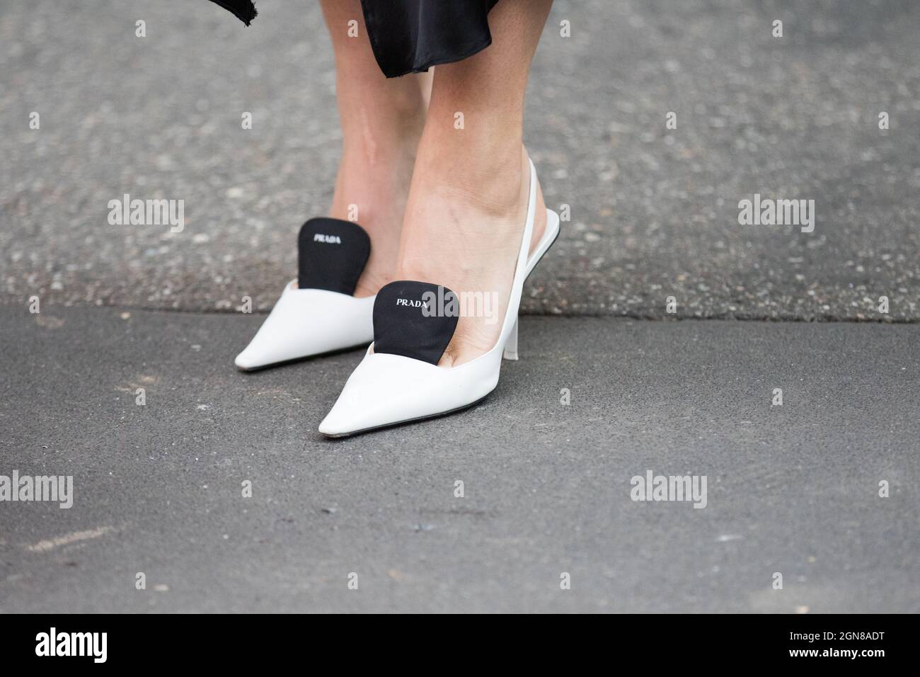 21 septembre 2021 : le mannequin porte une paire de chaussures blanches à  talons de Prada Photo Stock - Alamy