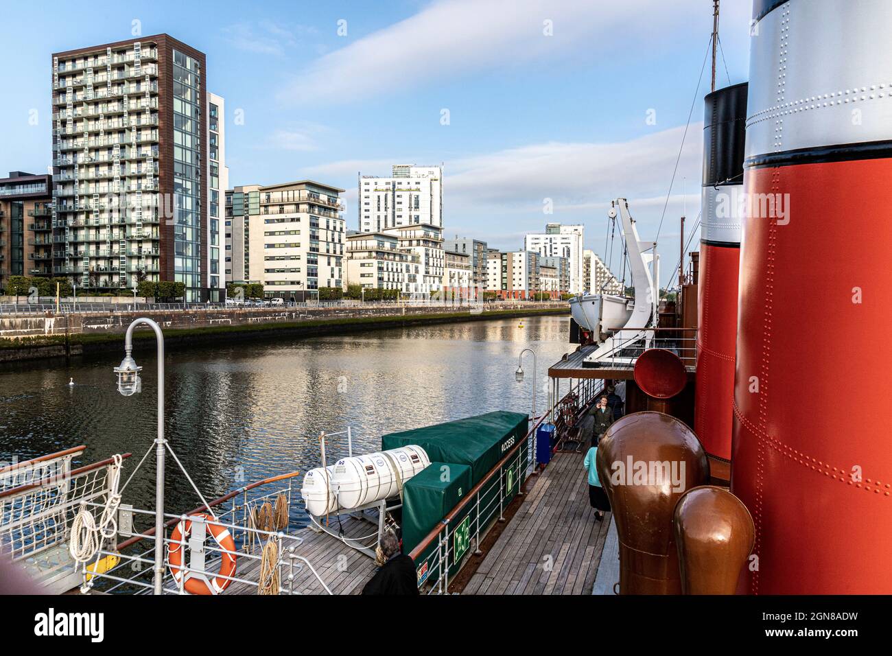 Le quartier de Thornwood, sur les rives de la rivière Clyde, vu du bateau à vapeur Waverley, Glasgow, Écosse, Royaume-Uni Banque D'Images