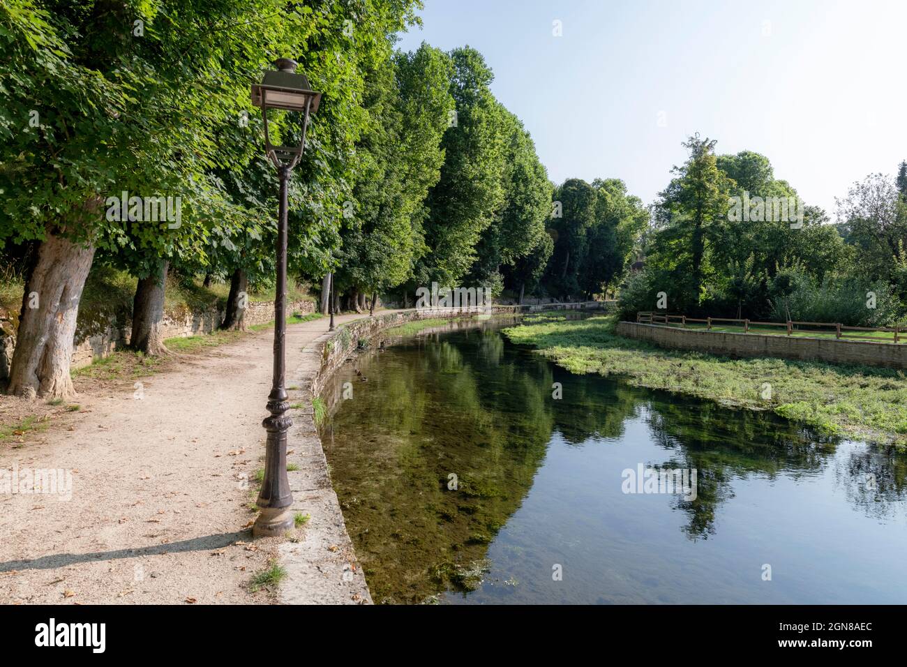Un chemin en bord de rivière longe la rivière Beze près de sa source, Beze, Côte-d'Or, Bourgogne, Bourgogne-Franche-Comté, France. Banque D'Images