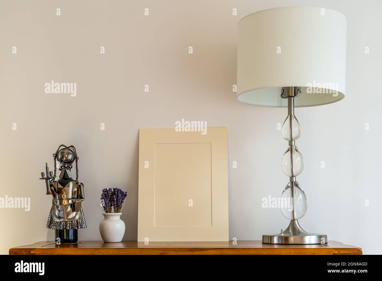 gros plan sur le support d'image beige still life, lampe avec abat-jour et pot en porcelaine, arrangement floral lavande et porte-vin Banque D'Images