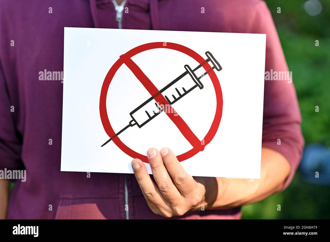Signe de démonstration anti-vaccin avec un dessin de seringue en cercle rouge barré Banque D'Images