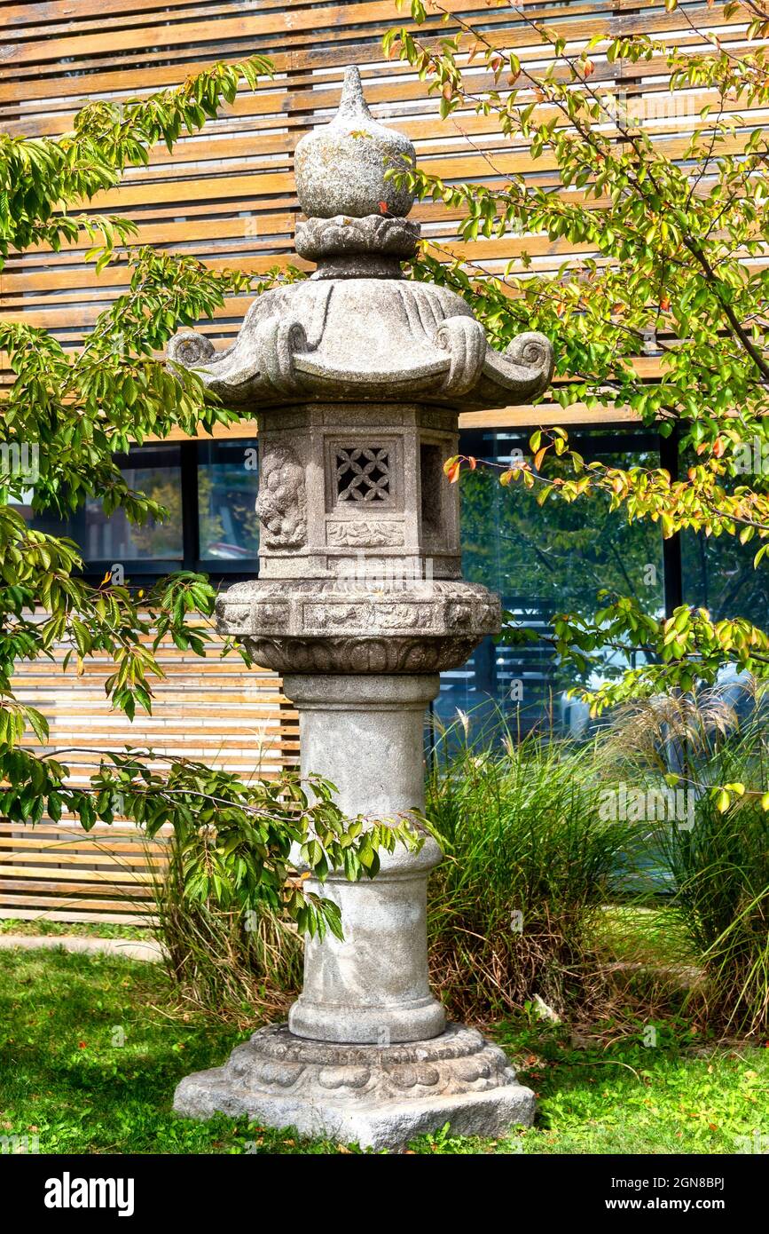 Colonne en pierre antique au Centre culturel japonais de Toronto, Canada Banque D'Images