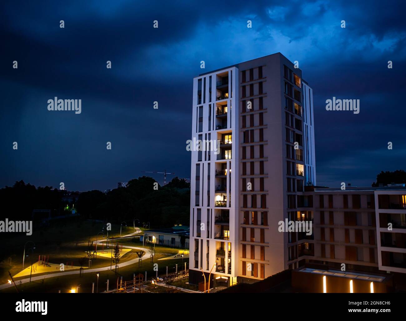 Milan, Italie - juin 28 : vue de nuit du complexe résidentiel appelé Moneta le 28 juin 2021 Banque D'Images Milan, Italie - juin 28 : vue de nuit du complexe résidentiel appelé Moneta le 28 juin 2021 Banque D'Images