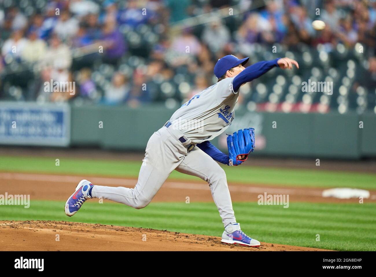 Denver CO, États-Unis. 22 septembre 2021. Dodger Pitcher Walker Buehler (21) lance un terrain pendant le match avec Los Angeles Dodgers et Colorado Rockies tenu à Coors Field dans Denver Co. David Seelig/Cal Sport Medi. Crédit : csm/Alay Live News Banque D'Images