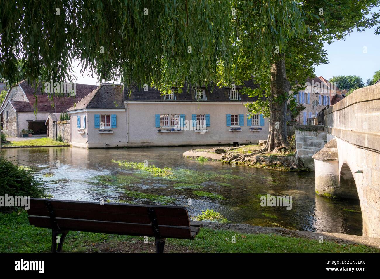 Maisons en bord de rivière à Beze, Côte-d'Or, Bourgogne, Bourgogne-Franche-Comté, France. Banque D'Images