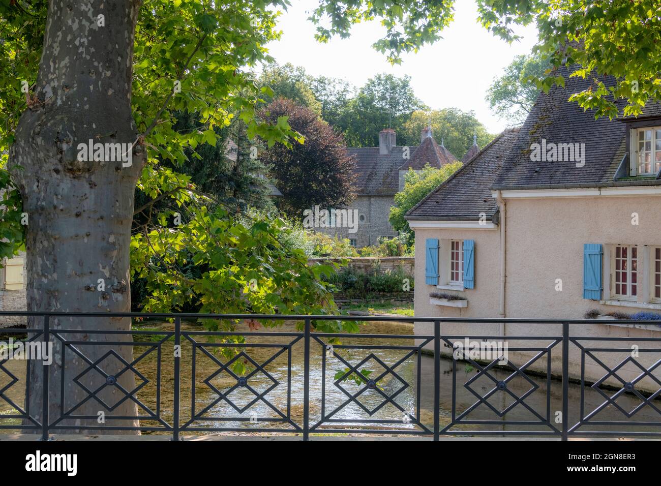 Maisons de caractère en bord de rivière à Beze, Côte-d'Or, Bourgogne, Bourgogne-Franche-Comté, France. Banque D'Images