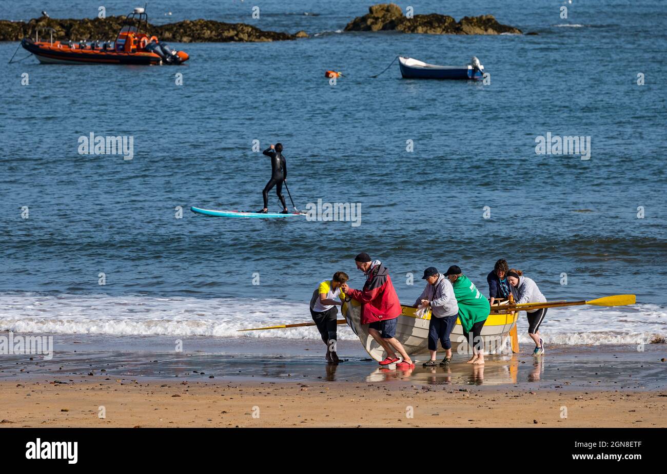 Équipe côtière d'aviron plage St Ayle's Skiff Boat Regatta, North Berwick, East Lothian, Écosse, Royaume-Uni Banque D'Images