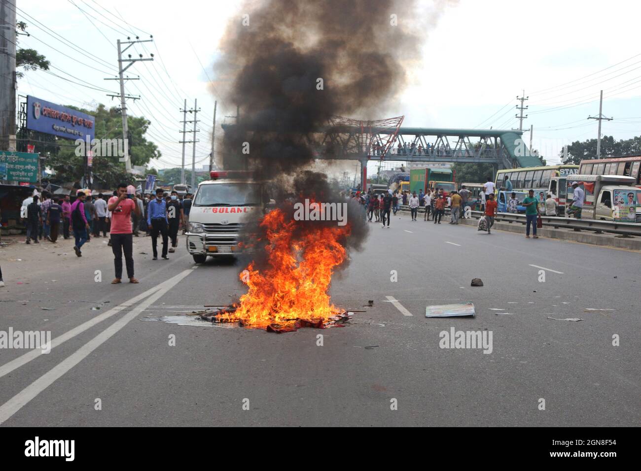 Les manifestants ont incendié au milieu de la route Dhaka-Chittagong. Les manifestants scandent des slogans pendant la manifestation.les ouvriers du vêtement protestent en exigeant de meilleurs salaires et conditions à Narayanganj, au Bangladesh. Le 23 septembre 2021 à Narayanganj, Bangladesh. Photo de Habibur Rahman/ABACAPRESS.COM Banque D'Images