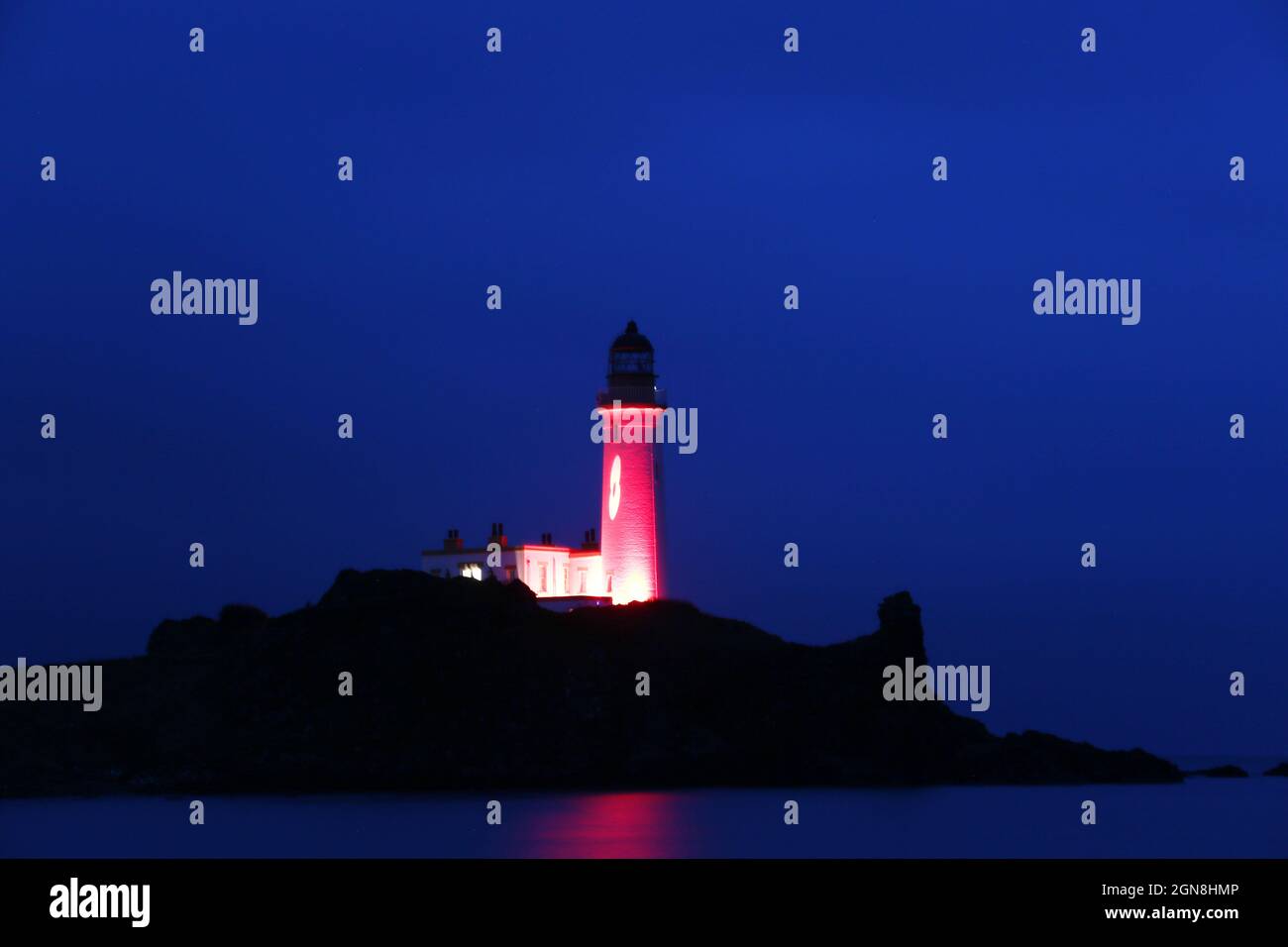 Turnberry Lighthouse, Turnberry, South Ayrshire, Écosse, Royaume-Uni. À la mémoire des morts des guerres, l'emblématique phare a apoppé sur la tour Banque D'Images