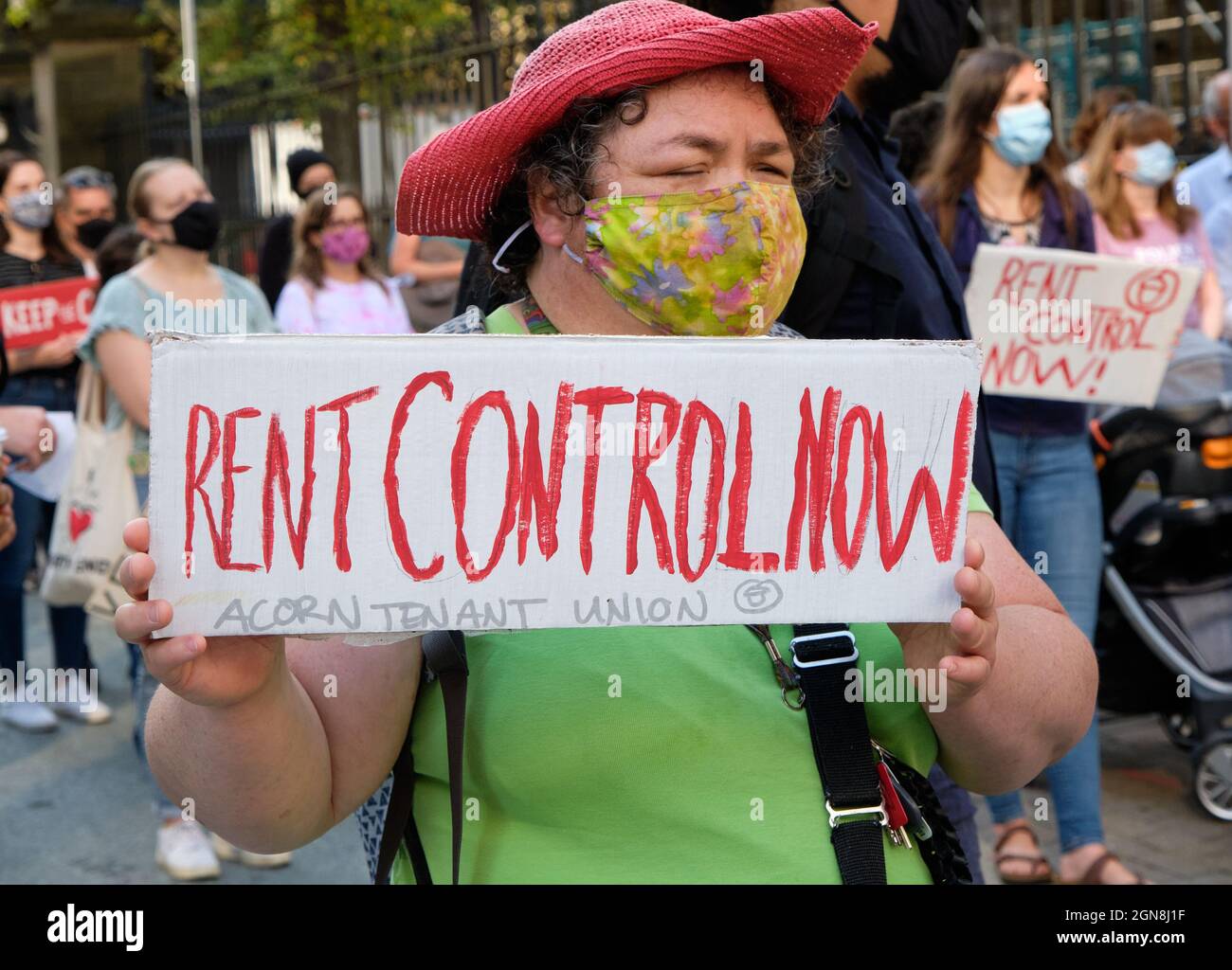 Halifax, Nouvelle-Écosse, Canada. 23 septembre 2021. Le groupe organisé par ACORN se réunit devant la législation provinciale pour une manifestation toute la journée contre la décision du gouvernement de Houston de mettre fin au plafond de loyer actuel mis en œuvre au début de la pandémie, et d'exiger que le législateur mette en œuvre des règlements de contrôle des loyers dans la province qui, comme la plupart du pays, est confrontée à un grave manque de logements abordables, une situation qui s'est aggravée au cours des 19 derniers mois. Credit: Meanderingemu/Alamy Live News Banque D'Images