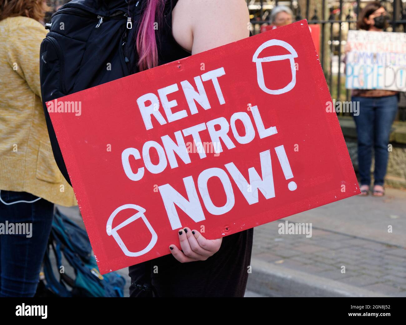 Halifax, Nouvelle-Écosse, Canada. 23 septembre 2021. Signe « Rent Control Now » par le groupe organisé par ACORN Gather devant la législation provinciale pour une manifestation d’une journée contre la décision du gouvernement de Houston de mettre fin au plafond de loyer actuel mis en place au début de la pandémie, et d’exiger que le législateur mette en place des règlements de contrôle des loyers dans la province qui, comme la plupart du pays, fait face à un grave manque de logements abordables, situation qui s’est aggravée au cours des 19 derniers mois. Crédit : Meanderingemu/Alamy Live News Banque D'Images
