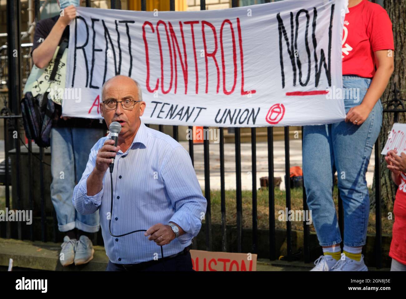 Halifax, Nouvelle-Écosse, Canada. 23 septembre 2021. Gary Burrill N-É, chef du NPD et député provincial de Halifax Chebucto, prenant la parole lors d'un rassemblement organisé par ACORN, devant la loi provinciale, pour une manifestation toute la journée contre la décision du gouvernement de Houston de mettre fin au plafond de loyer actuel mis en œuvre au début de la pandémie, et d'exiger que le législateur mette en œuvre des règlements de contrôle des loyers dans la province qui, comme la plupart du pays, est confrontée à un grave manque de logements abordables, une situation qui s'est aggravée au cours des 19 derniers mois. Credit: Meanderingemu/Alamy Live News Banque D'Images