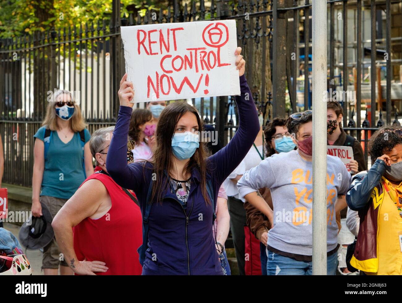 Halifax, Nouvelle-Écosse, Canada. 23 septembre 2021. Le groupe organisé par ACORN se réunit devant la législation provinciale pour une manifestation toute la journée contre la décision du gouvernement de Houston de mettre fin au plafond de loyer actuel mis en œuvre au début de la pandémie, et d'exiger que le législateur mette en œuvre des règlements de contrôle des loyers dans la province qui, comme la plupart du pays, est confrontée à un grave manque de logements abordables, une situation qui s'est aggravée au cours des 19 derniers mois. Credit: Meanderingemu/Alamy Live News Banque D'Images