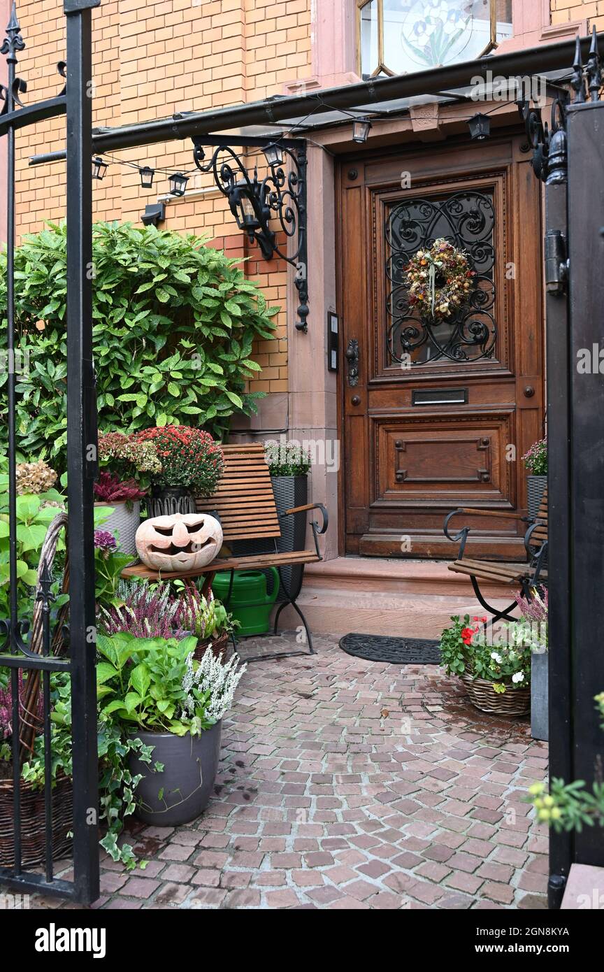 Entrée maison d'une villa dans le style de l'historicisme, décoration automnale Banque D'Images