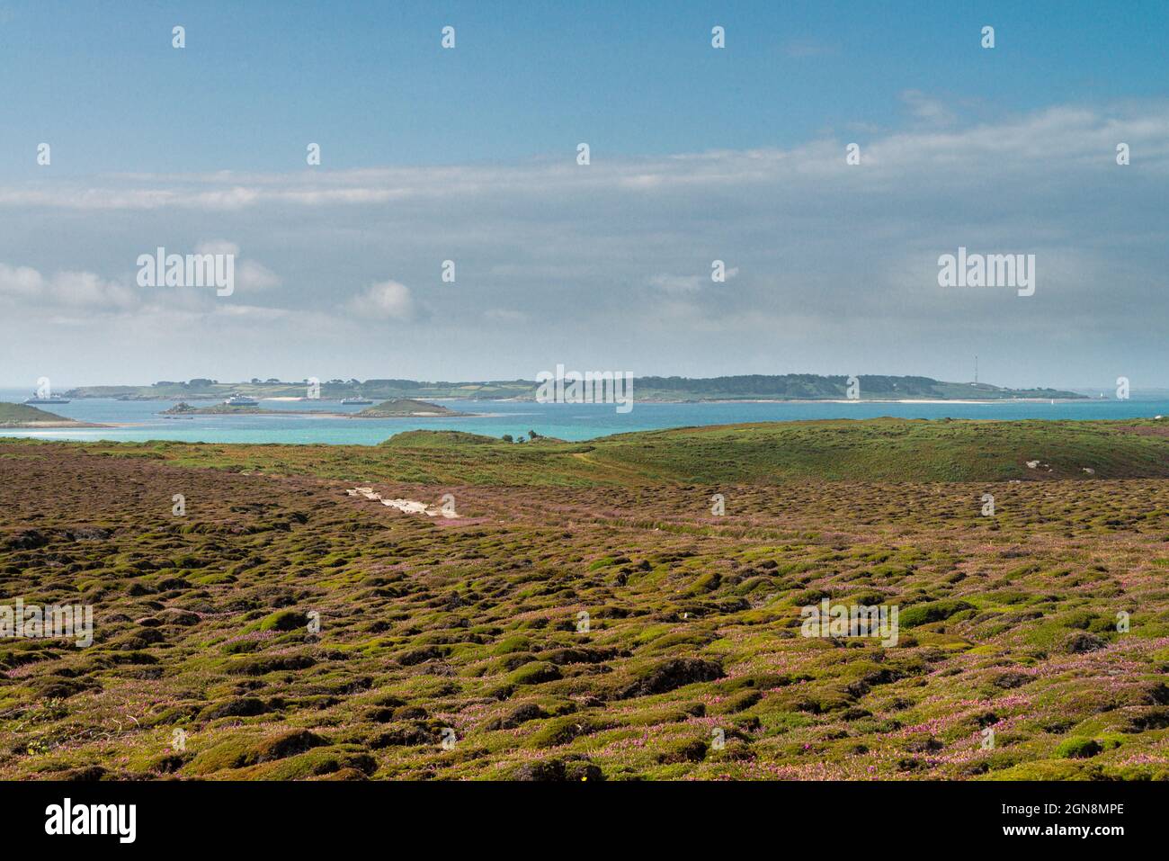 Vue sur les îles de l'est et Sainte-Marie depuis la chapelle en bas, St Martin, îles Scilly Banque D'Images