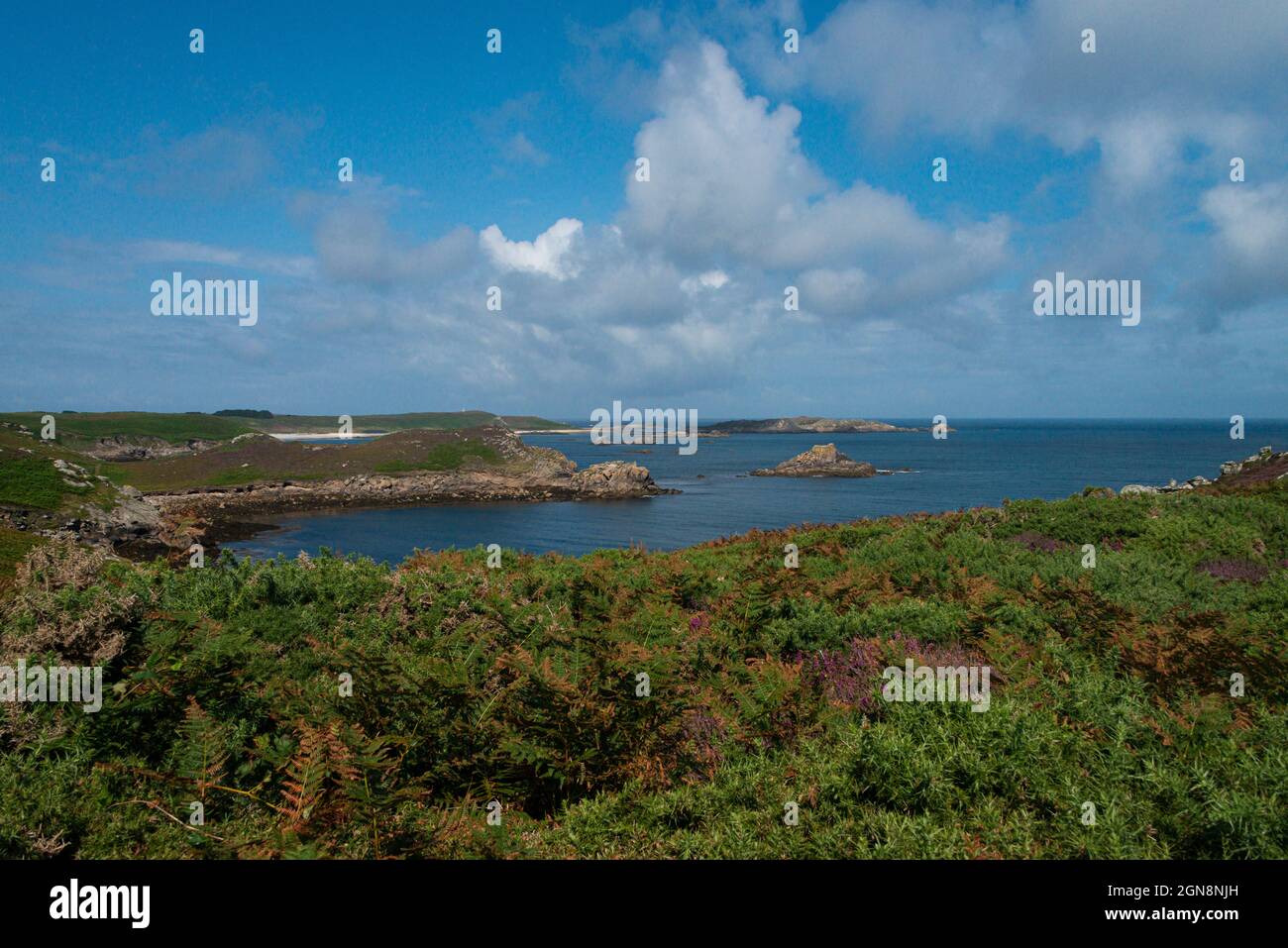 Vue sur Bread & Cheese Cove et St Martin's Bay depuis Chapel Down, St Martin, Isles of Scilly Banque D'Images