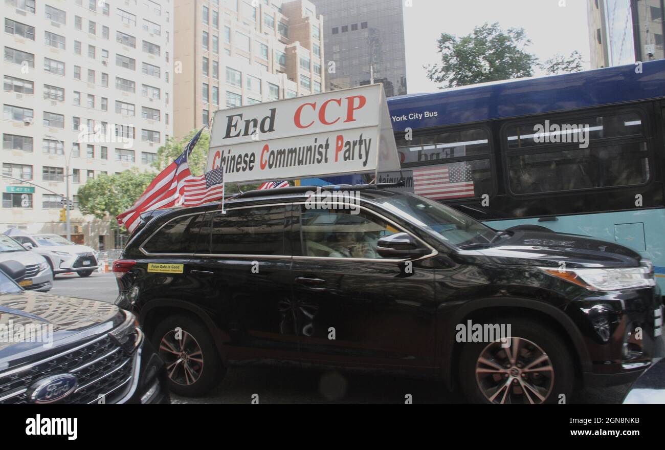 New York, États-Unis. 23 septembre 2021. (NOUVEAU) manifestations à la 76e session de l'Assemblée générale des Nations Unies à New York. 23 septembre 2021, New York, États-Unis : Certains Chinois longent la 3e Avenue près de l'ONU avec des factures extérieures comme le communisme‚ met tout le monde en danger,‚ même le‚ PCC Harms Humanity,‚ même le‚ PCC cherche à dominer le monde,‚ même le PCC veut protester contre le Parti communiste chinois lors de la 76e session de l'Assemblée générale de l'ONU à New York. (Credit image: © Niyi Fote/TheNEWS2 via ZUMA Press Wire) Banque D'Images