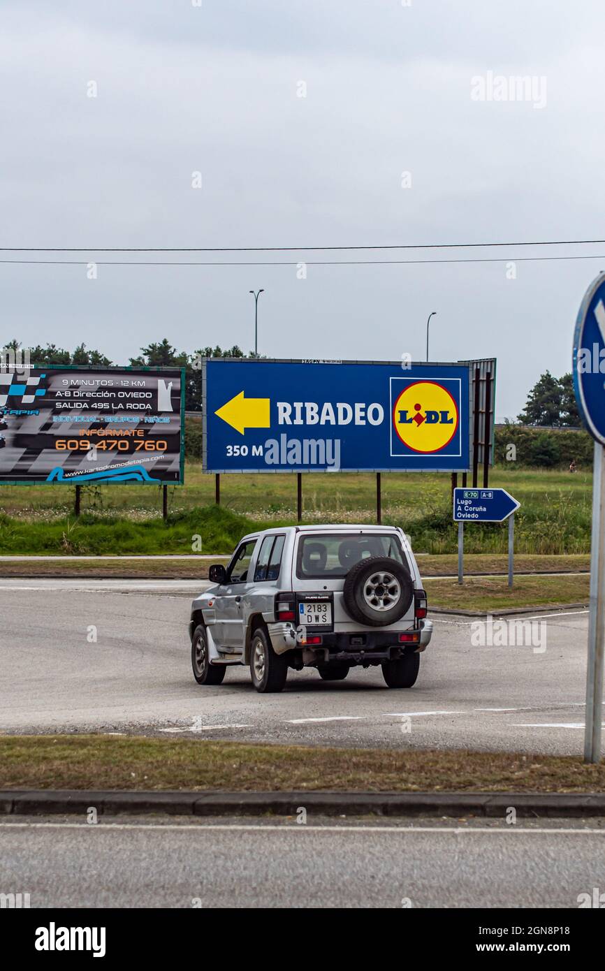 RIBADEO, ESPAGNE - 31 août 2021: A LIDL en espagne, SIGNE de magasin de la célèbre marque internationale. Boutique espagnole Banque D'Images