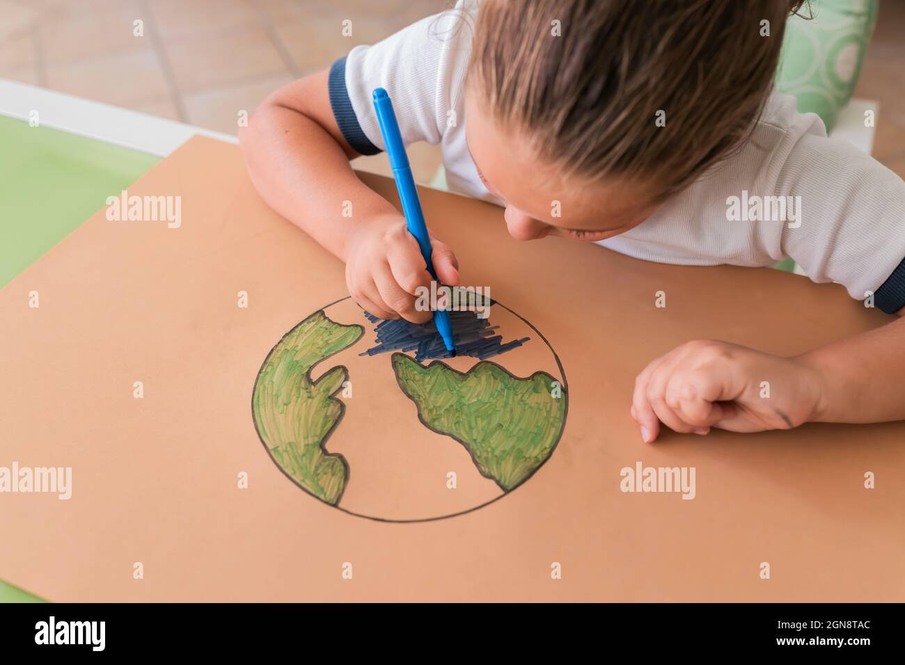 Croquis de planète Terre colorante pour fille à la maison Banque D'Images