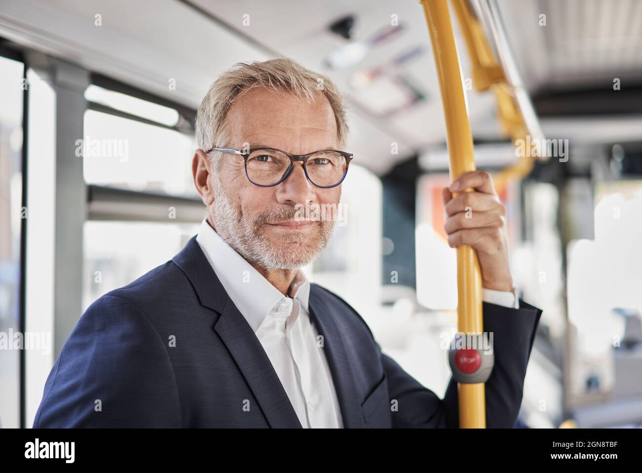 Homme d'affaires barbu voyageant en bus Banque D'Images