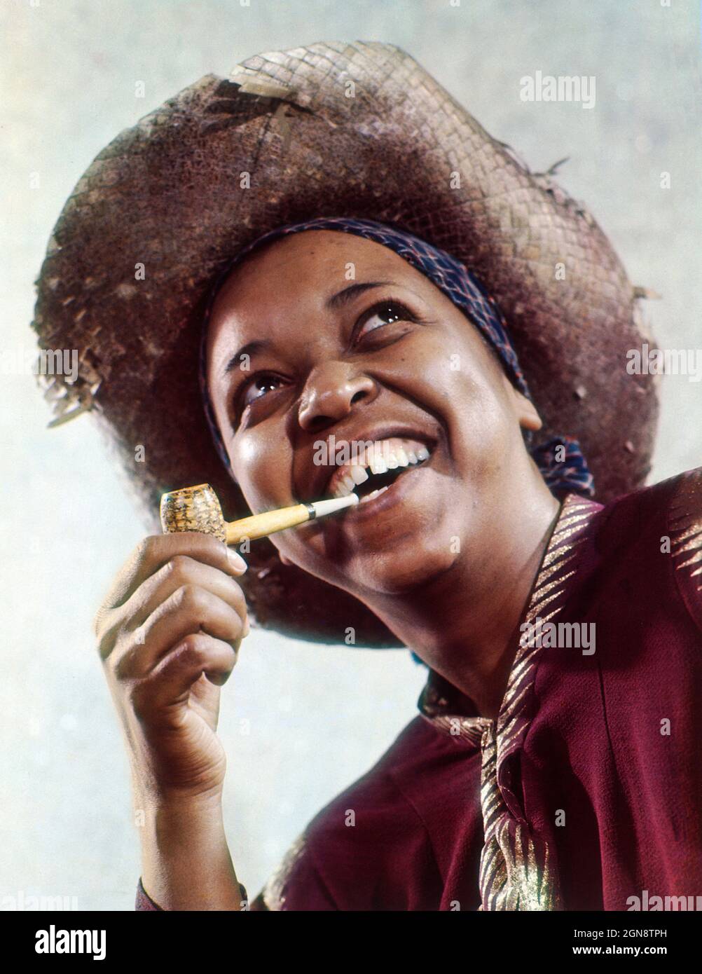 Ethel Waters (1896-1977), chanteuse et actrice américaine, tête et épaules Portrait fumant maïs rafle pipe, Harry Warnecke, Robert F. Cranston, 1939 Banque D'Images